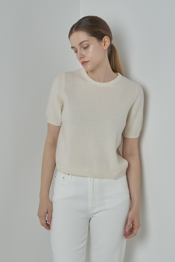 아이보리 컬러의 Soft Round Knit(소프트 라운드 니트)는 부드러운 촉감의 캐시미어 혼방 소재로 제작되어 포근함을 선사합니다. 넉넉한 두께감과 긴 소매 기장으로 가을, 겨울철 따뜻하게 착용 가능하며, 데일리룩, 집콕룩, 데이트룩 등 다양한 TPO에 활용하기 좋습니다. 베이직하고 미니멀한 디자인으로 어떤 스타일에도 자연스럽게 어울리며, 단독 또는 이너로 레이어드하여 활용할 수 있습니다. 라운드넥과 레귤러핏으로 편안한 착용감을 제공하며, 무지 디자인으로 심플함을 더했습니다.
