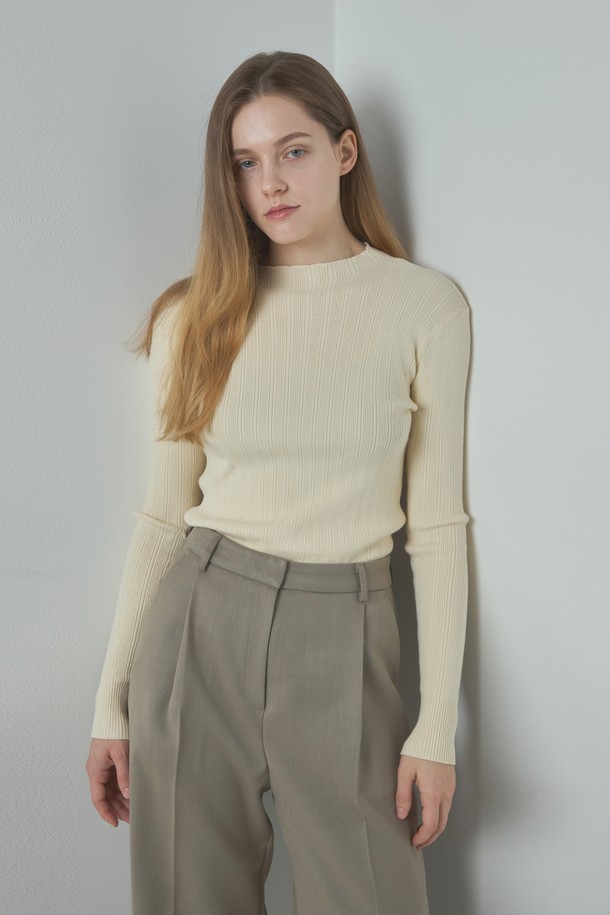 **Half neck Knit_아이보리**는 여성스러운 분위기를 연출하는 베이직 스타일의 하프넥 니트입니다. 부드러운 촉감과 신축성을 자랑하는 VISCOSE, POLY 혼방 소재로 제작되어 가을, 겨울 시즌에 착용하기 좋습니다. 슬림핏 디자인과 골지 패턴이 은은한 포인트를 더하며, 얇은 두께감으로 이너 또는 단독으로 활용하기 좋습니다. 데일리룩, 미니멀, 클래식, 캐주얼 스타일 모두 소화 가능한 활용도 높은 아이템입니다.
