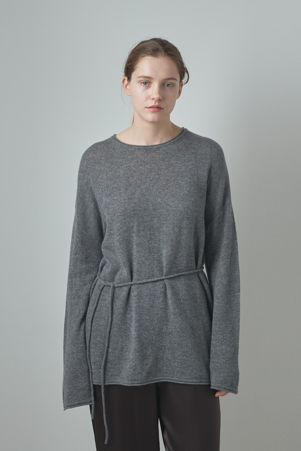 부드러운 캐시미어 소재의 "벨티드 라운드 캐시미어 니트_그레이"입니다. 미니멀하고 베이직한 스타일로, 가을과 겨울에 따뜻하게 착용하기 좋습니다. 라운드넥 디자인에 레귤러 핏으로 제작되었으며, 허리 부분의 벨트 디테일이 포인트입니다. 두께감 있는 소재로 포근함을 더하며, 긴 소매 기장으로 팔 전체를 감싸줍니다. 일상복으로 활용하기 좋은 그레이 컬러의 니트입니다.

