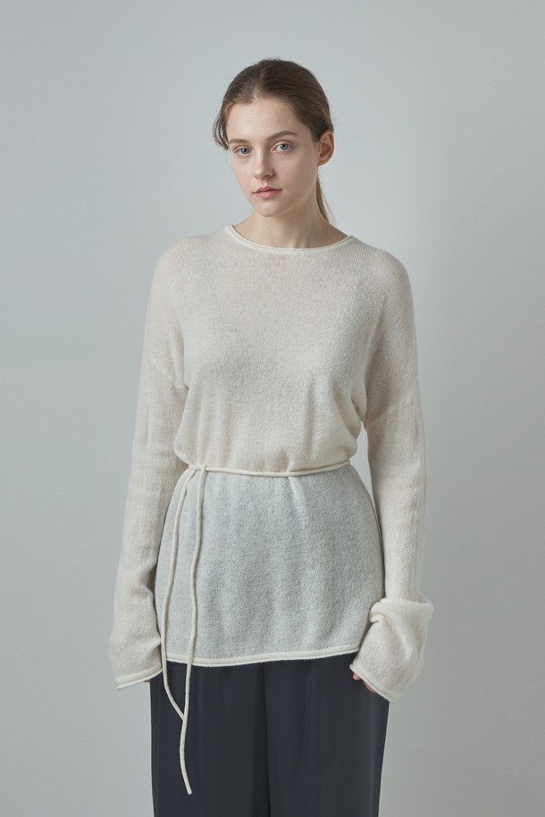 "Belted Round Knit_아이보리"는 부드러운 울과 캐시미어 혼방 소재의 라운드넥 니트/스웨터입니다. 허리 스트랩 디테일로 포인트를 주어 베이직하면서도 세련된 스타일을 연출합니다. 가을, 겨울 시즌 데일리룩, 카페룩, 모임룩 등 다양한 TPO에 활용하기 좋습니다.  루즈핏으로 편안한 착용감을 선사하며, 아이보리, 베이지, 그레이, 블랙 4가지 색상으로 만나보실 수 있습니다. 클래식, 미니멀, 캐주얼 스타일을 즐겨 입는 여성분들께 추천합니다.
