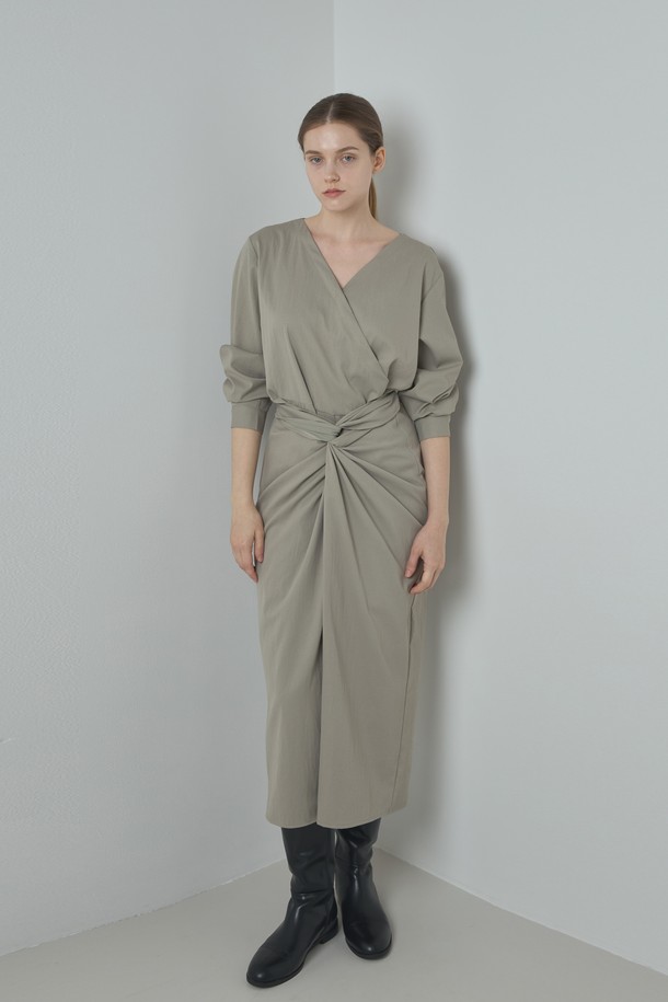 Mood Wrap Ops(무드 랩 옵스)_Beige는 모던한 무드의 여성용 원피스입니다. Beige와 Dark Gray 두 가지 색상으로 출시되었으며, 폴리에스테르와 나일론 혼방 소재로 제작되어 사계절 내내 착용 가능합니다. 크로스 디테일 포인트와 긴소매 디자인이 특징이며, 데이트룩, 모임룩에 어울리는 미니멀, 클래식, 시크 스타일을 연출할 수 있습니다. 다양한 스타일링이 가능하여 활용도가 높습니다. 레귤러핏으로 편안하게 착용할 수 있습니다.
