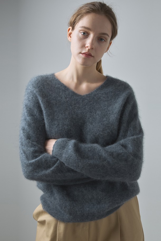 **V 캐시미어 니트_그레이**는 부드러운 촉감과 고급스러운 분위기를 선사하는 여성용 브이넥 니트입니다. 가을, 겨울 시즌에 어울리는 두꺼운 두께감으로 뛰어난 보온성을 자랑하며, 일상 및 출근룩, 모임룩 등 다양한 TPO에 활용할 수 있습니다. 미니멀하고 베이직한 디자인은 클래식한 스타일을 선호하는 분들께 적합하며, 루즈핏으로 편안한 착용감을 제공합니다. 고급 캐시미어 소재 특유의 우아함이 돋보이는 무지 스타일의 긴소매 니트입니다.
