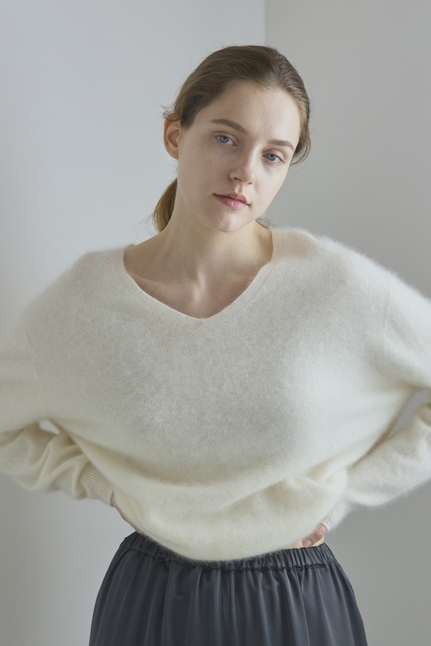 아이보리 컬러의 V 캐시미어 니트입니다. 부드러운 촉감의 캐시미어 소재로 제작되어 가을, 겨울 시즌에 따뜻하게 착용할 수 있습니다. 미니멀하고 베이직한 스타일로, 출근룩이나 모임룩 등 다양한 TPO에 활용하기 좋습니다. 넉넉한 루즈핏 실루엣과 브이넥 디자인이 특징이며, 긴 소매 기장으로 편안함을 더했습니다. 클래식한 무드를 연출하기에 좋은 아이템입니다.
