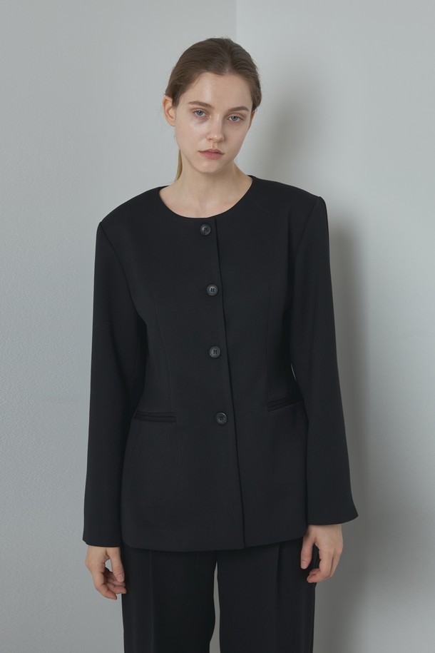 포멀 라인 재킷_블랙은 여성용 자켓으로, 미니멀하고 클래식한 스타일을 추구하는 분들을 위한 제품입니다. 울, 폴리에스테르, 레이온, 텐셀 등 다양한 소재를 혼방하여 부드러운 촉감과 중간 두께감으로 봄, 가을에 적합합니다. 라운드넥 디자인에 웨이스트 라인 실루엣으로 세련된 핏을 연출하며, 레귤러핏과 버튼 여밈 방식으로 편안함을 더했습니다. 오피스룩, 출근룩, 모임룩 등 다양한 TPO에 활용 가능하며, 시크한 매력을 뽐낼 수 있습니다. 긴 소매 크롭 기장의 블랙 자켓으로, 어떤 옷에도 쉽게 매치하여 스타일리시함을 완성해보세요.
