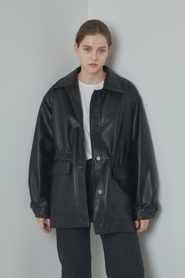 블랙 컬러의 여성용 레더 재킷입니다. 봄, 가을에 착용하기 좋은 얇은 두께의 크롭 기장으로, 캐주얼, 베이직한 스타일을 연출할 수 있습니다. 부드러운 폴리우레탄 소재로 제작되었으며, 긴 소매와 버튼 여밈 방식, 포켓 디테일이 특징입니다. 데이트룩, 쇼핑룩에 매치하여 캐주얼, 미니멀, 클래식한 스타일을 완성해보세요. 루즈핏으로 편안하게 착용 가능합니다.
