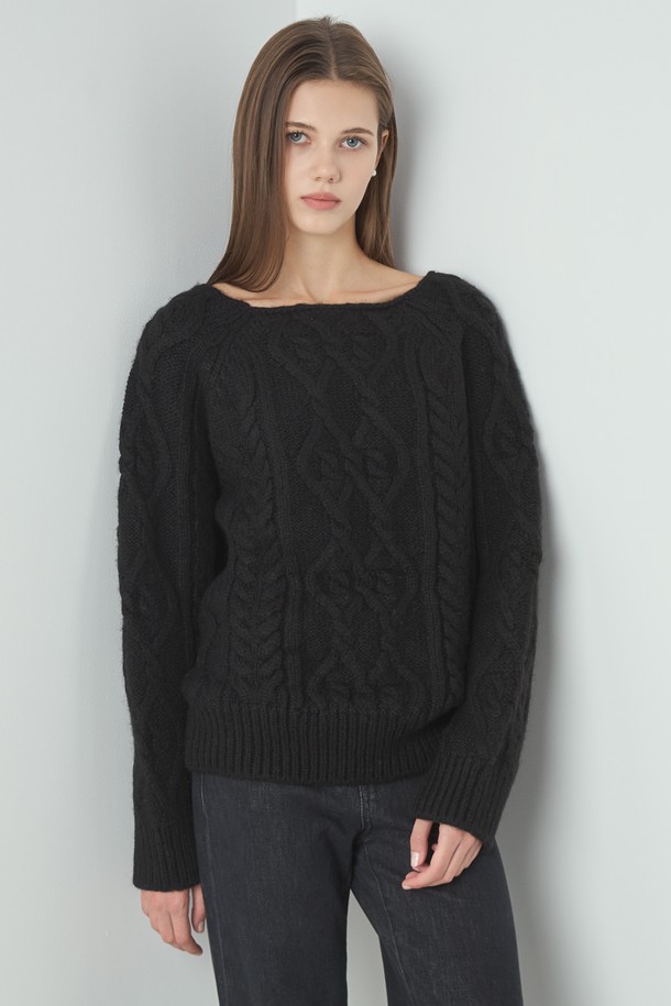 알파카 케이블 니트_블랙은 여성스러운 실루엣을 연출하는 겨울용 니트 스웨터입니다. 울, 알파카, 아크릴, 나일론 혼방 소재로 제작되어 부드러운 촉감을 선사하며, 두꺼운 두께감으로 따뜻하게 착용할 수 있습니다. 베이직한 스타일의 라운드넥 디자인에, 래글런 소매와 케이블 패턴이 돋보이는 레귤러핏 긴소매 니트입니다. FREE 사이즈로 제작되어 편안하게 착용 가능하며, 클래식, 미니멀, 걸리시 스타일을 즐겨 입는 분들께 추천합니다.
