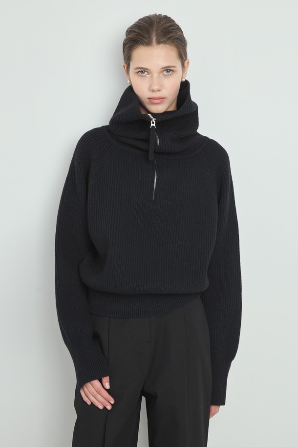 울 데이 니트_블랙은 여성용 상의 니트/스웨터입니다. 가을, 겨울 시즌에 어울리는 두꺼운 두께감의 하이넥 디자인 터틀넥으로, 래글런 소매와 하프 집업 디자인이 특징입니다. 블랙, 버터, 모카 세 가지 색상으로 출시되었으며, 레귤러핏과 긴소매 기장으로 베이직하면서도 미니멀한 스타일을 연출합니다. 울, 나일론, 폴리에스테르 혼방 소재로 제작되어 부드러운 촉감을 선사하며, 일상복으로 활용하기 좋습니다.
