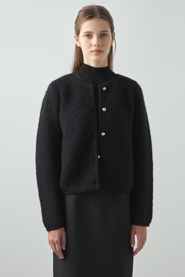 블랙 컬러의 트위드 카디건입니다. 울 소재와 트위드 소재의 조합으로 가을, 겨울 시즌에 적합하며, 두꺼운 두께감으로 따뜻하게 착용할 수 있습니다. 하이넥 디자인과 긴 소매, 레귤러 핏으로 미니멀하고 베이직한 스타일을 연출합니다. 뻣뻣한 촉감과 버튼 디테일, 크롭 실루엣이 특징이며, 오피스룩, 모임룩, 연말 모임룩 등 다양한 TPO에 활용 가능합니다. 클래식, 미니멀, 시크 스타일을 즐겨 입는 여성분들께 추천합니다.
