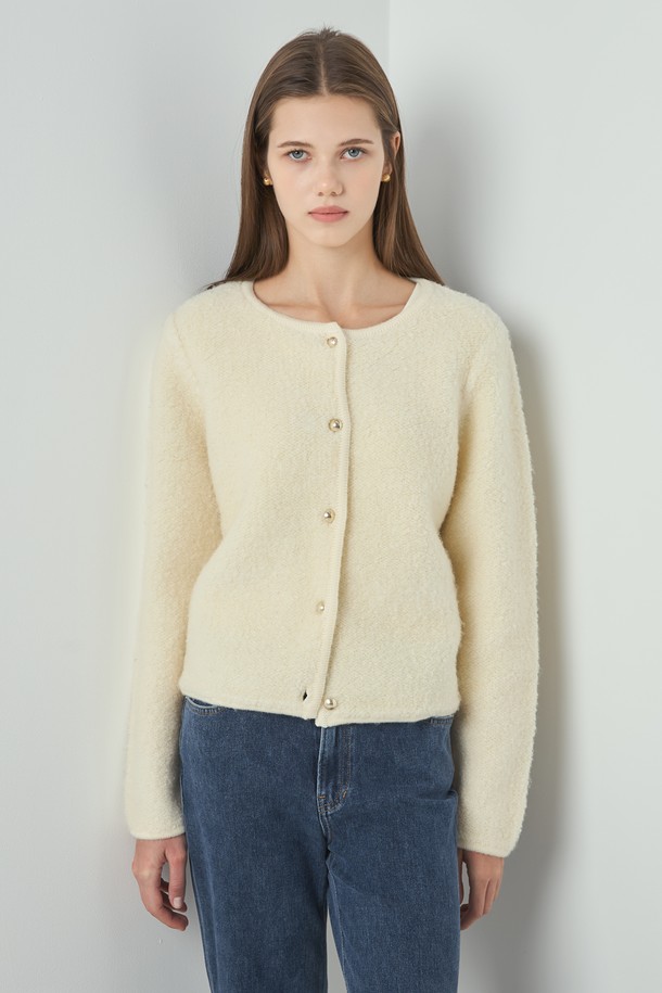 아이보리 컬러의 트위드 카디건입니다. 여성 의류로, 가을과 겨울에 어울리는 두꺼운 두께감의 긴소매 니트 카디건입니다. 라운드넥 디자인에 레귤러핏으로 제작되었으며, 베이직하고 클래식한 스타일을 연출합니다. 부드러운 촉감의 트위드 소재로 제작되어 오피스룩, 모임룩, 데이트룩 등 다양한 TPO에 활용 가능합니다. 버튼 여밈 방식의 무지 패턴으로 미니멀한 디자인을 선호하는 분들께 추천합니다.
