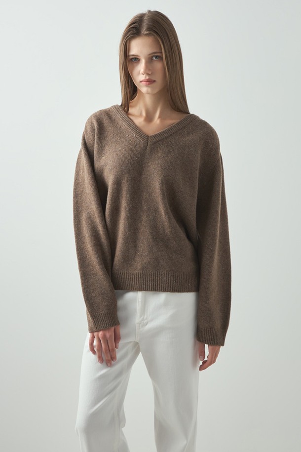 **Essential Knit_Brown (에센셜 니트_브라운)**은 여성 의류로, 가을과 겨울에 어울리는 브라운 컬러의 브이넥 크롭 니트 스웨터입니다. 울과 아크릴 혼방 소재로 제작되어 부드러운 촉감을 선사하며, 두꺼운 두께감으로 따뜻하게 착용할 수 있습니다. 베이직하고 미니멀한 스타일로, 데이트룩과 같은 TPO에 잘 어울립니다. 루즈핏의 긴소매 디자인으로 편안하면서도 세련된 느낌을 연출합니다. 무지 패턴으로 다양한 하의와 매치하기 용이하며, 미니멀, 클래식 스타일을 선호하는 분들께 추천합니다.
