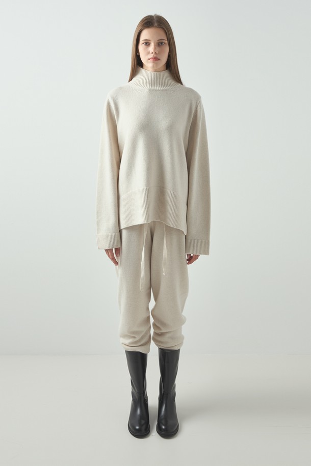 "루-니트 조거 팬츠_오트"는 여성들을 위한 미니멀하고 베이직한 스타일의 조거 팬츠입니다. 부드러운 니트 소재로 제작되어 가을과 겨울에 따뜻하게 착용할 수 있으며, 일상복으로 편안하게 즐길 수 있습니다. 허리 밴딩과 발목 시보리로 활동성을 높였으며, 루즈핏에 긴 기장으로 편안한 착용감을 선사합니다. 오트밀 컬러와 베이지 컬러로 출시되어 다양한 상의와 매치하기 용이하며 집콕룩, 산책룩 등TPO에 적합한 아이템입니다.
