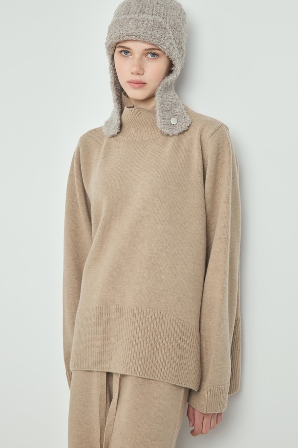 **Lu 터틀넥 니트_카멜**은 부드러운 울 소재로 제작되어 포근한 착용감을 선사하는 여성용 터틀넥 니트입니다. 가을과 겨울에 어울리는 두꺼운 두께감과 높은 보온성으로 추운 날씨에도 따뜻하게 입을 수 있습니다. 베이직하고 미니멀한 디자인으로, 출근룩과 모임룩 등 다양한 TPO에 활용 가능하며, 클래식, 미니멀, 캐주얼 스타일 모두 소화 가능한 아이템입니다. 루즈핏으로 편안함을 더하고, 카멜 컬러가 세련된 분위기를 연출합니다. 긴 소매 기장으로 따뜻함과 스타일을 동시에 잡았습니다.
