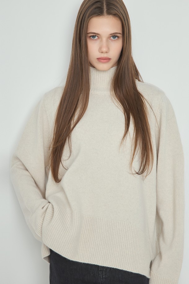 "Lu 터틀넥 니트_오트"는 여성스러운 무드를 연출하는 터틀넥 니트입니다. 부드러운 울 소재로 제작되어 가을과 겨울, 따뜻하고 포근하게 착용할 수 있습니다. 아이보리와 오트밀 컬러로 출시되어, 베이직하고 미니멀한 스타일을 연출하기 좋습니다. 레귤러 핏에 긴 소매 기장으로, 출근룩, 모임룩 등 다양한 TPO에 활용 가능합니다. 골지 디테일이 더해져 클래식하고 캐주얼한 스타일을 완성합니다.

