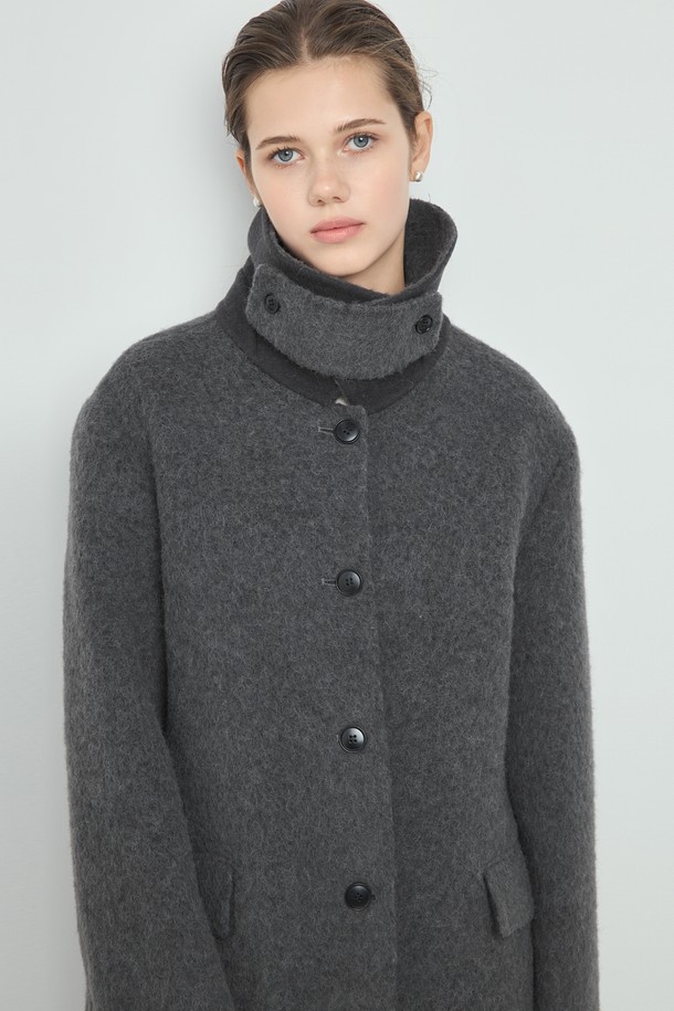 알파카 싱글 핸드메이드 코트_차콜은 부드러운 촉감의 울(Wool) 소재로 제작되어 가을, 겨울 시즌에 따뜻하게 착용할 수 있는 여성용 코트입니다. 클래식하고 미니멀한 디자인으로 출근룩, 오피스룩, 모임룩 등 다양한 TPO에 활용 가능하며, 레귤러핏에 롱 기장, 긴 소매, 하이넥 디자인이 특징입니다. 차콜 컬러의 무지(Plain) 패턴으로 어떤 옷에도 쉽게 매치할 수 있으며, 버튼 여밈 방식의 싱글 코트 타입입니다. 두께감이 있어 겨울철에도 든든하게 몸을 감싸줍니다. 포켓 디테일로 실용성을 더했습니다.
