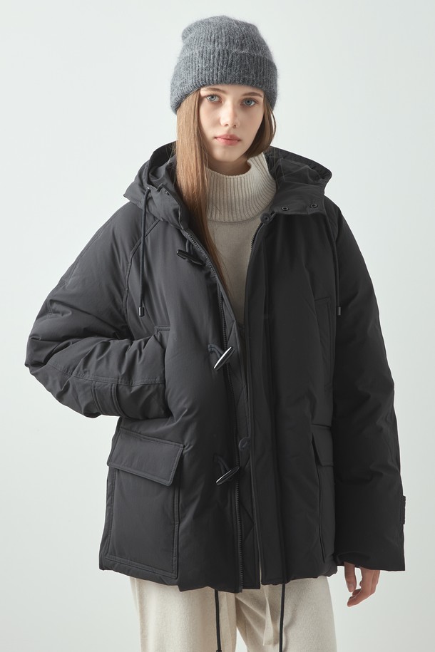 Goose 더블 패딩_블랙은 여성 겨울철 일상룩을 위한 패딩입니다. 미니멀하고 캐주얼한 스타일로, 무지 디자인에 오버핏 크롭 기장으로 제작되었습니다. 부드러운 촉감의 나일론 소재와 두꺼운 두께로 보온성을 높였으며, 후드, 덕다운, 포켓 등의 특징을 갖추고 있습니다. 집업 여밈 방식에 긴 소매로 편안하게 착용할 수 있으며, 안감은 패딩 처리되었습니다.
