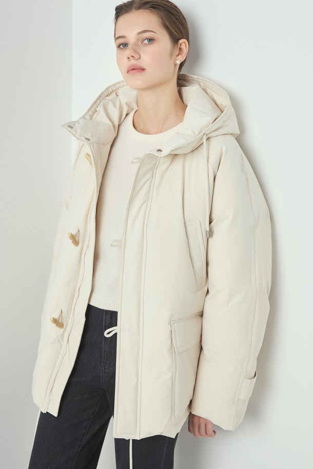 아이보리 컬러의 Goose 더블 패딩입니다. 캐주얼, 미니멀, 클래식 스타일을 아우르는 디자인으로, 겨울철 일상에서 따뜻하게 착용할 수 있습니다. 700FP 구스다운 충전재와 두꺼운 두께감으로 보온성을 높였으며, 부드러운 촉감이 특징입니다. 래글런 슬리브와 허리 스트링 조절, 토글 여밈 방식이 적용되어 편안한 착용감을 제공합니다. 레귤러핏의 긴소매 디자인으로 다양한 스타일 연출이 가능합니다.
