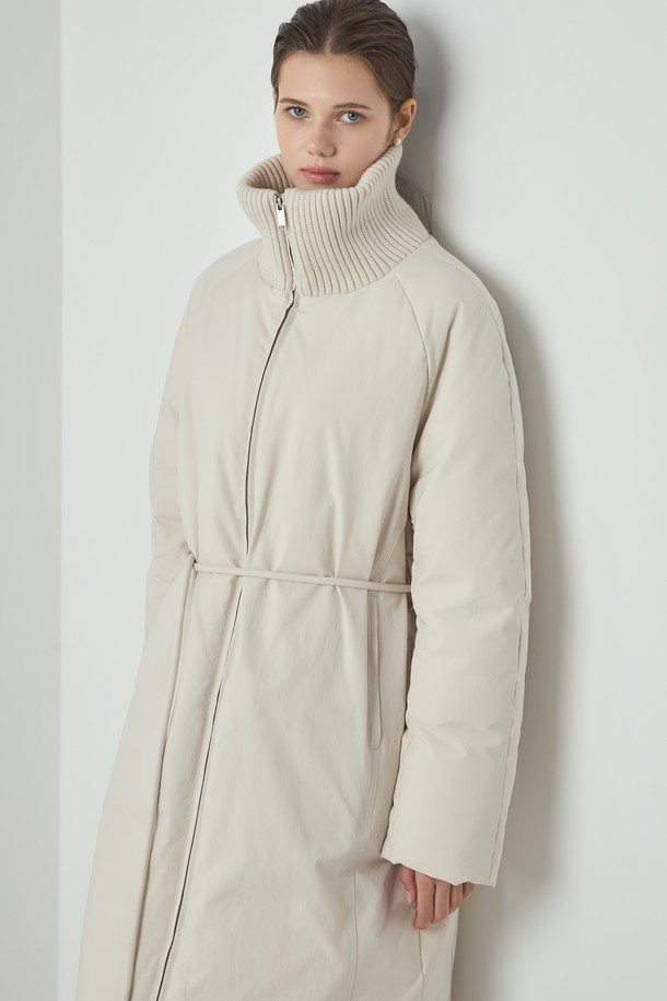 아이보리 컬러의 Knit Long 패딩은 여성 의류로, 겨울철 일상과 출근룩에 적합한 롱패딩입니다. 미니멀하고 베이직한 스타일을 추구하며, 부드러운 촉감의 폴리에스테르, 울, 나일론 혼방 소재로 제작되었습니다. 하이넥 디자인과 니트 배색 디테일, 벨트 디테일이 돋보이며, 700FP 구스다운 충전재와 안감으로 따뜻함을 더했습니다. 긴소매, 집업 여밈 방식, 레귤러핏으로 편안하게 착용 가능합니다.
