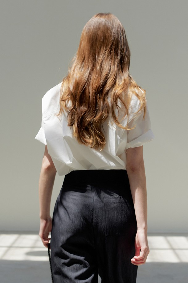 Feminine Shirt_아이보리 셔츠는 모던하고 세련된 실루엣을 자랑하는 여성 셔츠/블라우스입니다. 아이보리 및 버터베이지 컬러로 출시되어 부드럽고 우아한 분위기를 연출하며, 봄, 여름 계절에 데이트룩, 카페룩, 출근룩 등 다양한 TPO에 활용하기 좋습니다. 루즈핏과 라운드넥 디자인으로 편안한 착용감을 제공하며, 클래식하고 미니멀한 스타일을 선호하는 분들께 적합합니다. 폴리에스터와 면 혼방 소재로 제작되어 부드러운 촉감을 선사하며, 무지 패턴의 반소매 디자인으로 어떤 하의와도 쉽게 매치할 수 있습니다.
