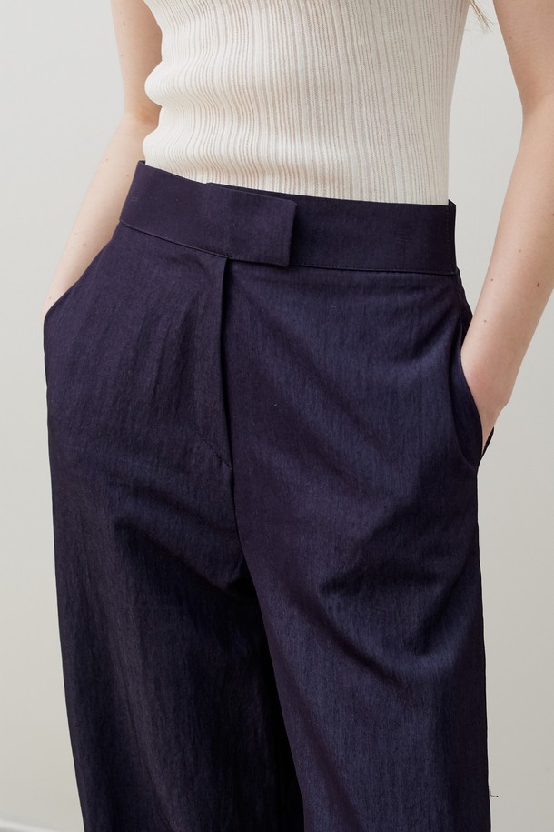 인디고 컬러의 Post Pants (포스트 팬츠)는 여성분들을 위한 데일리 캐주얼 팬츠입니다. 레이온, 나일론, 텐셀 혼방 소재로 제작되어 부드러운 촉감과 린넨과 같은 시원한 소재감을 선사합니다. 와이드 핏과 루즈핏으로 편안하면서도 세련된 스타일을 연출하며, 쇼핑룩이나 카페룩에 잘 어울립니다. 미니멀, 클래식 스타일을 즐겨 입는 분들께 추천하며, 사계절 내내 활용 가능합니다.
