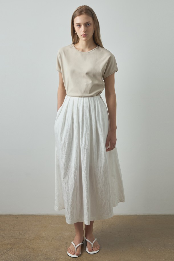 Lea 스커트_아이보리는 여름철 가볍게 즐기기 좋은 여성용 플레어 스커트입니다. 아이보리 및 베이지 컬러로 미니멀한 무드를 연출하며, 레이온과 나일론 혼방의 얇고 부드러운 소재로 제작되어 편안한 착용감을 선사합니다. 뒷면 밴딩 처리와 루즈핏으로 활동성을 높였으며, 통기성이 뛰어나 시원하게 입을 수 있습니다. 데일리룩은 물론 카페룩, 여행룩 등 다양한 TPO에 활용 가능하며, 미니멀, 클래식, 캐주얼 스타일을 모두 소화할 수 있습니다.
