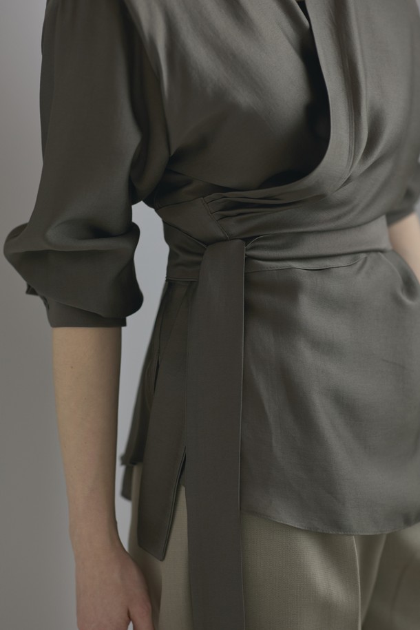 세련된 무드의 Wrap Blouse_Brown(랩 블라우스_브라운)을 소개합니다. 부드러운 모달과 폴리에스테르 혼방 소재로 제작되어 편안한 착용감을 선사하며, 브이넥 디자인과 랩 스타일로 여성스러운 실루엣을 연출합니다. 베이직하면서도 미니멀한 디자인으로 데이트룩, 카페룩 등 다양한 TPO에 활용 가능하며, 램포인트 디테일이 돋보입니다. 가을, 봄 시즌에 어울리는 긴소매 블라우스로, 레귤러 핏으로 제작되었습니다. 아이보리, 브라운, 다크 그레이 세 가지 색상으로 만나보세요.
