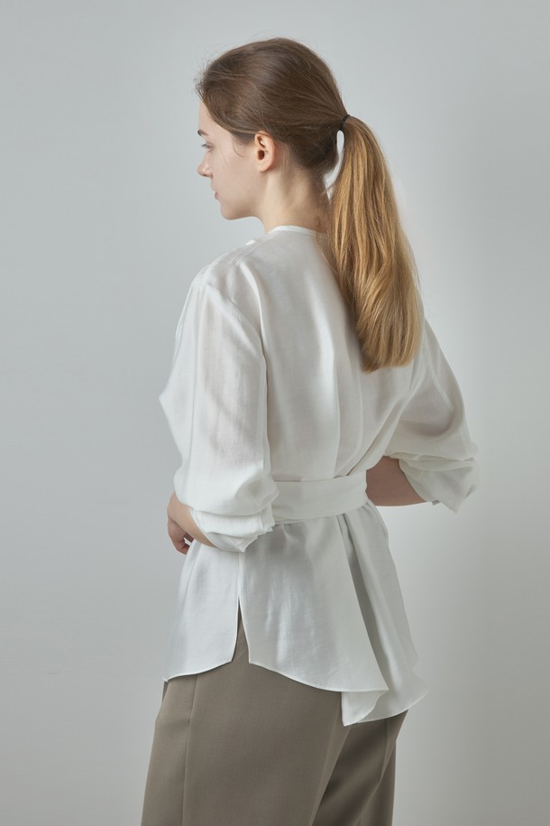 아이보리 컬러의 랩 블라우스는 여성스러운 매력을 더하는 아이템입니다. 부드러운 모달과 폴리에스테르 혼방 소재로 제작되어 은은한 광택감과 편안한 착용감을 선사합니다. 얇은 두께감과 반소매 디자인으로 봄, 여름 시즌에 시원하게 착용하기 좋습니다. 랩 디자인과 램 디테일이 더해져 우아하면서도 베이직한 스타일을 연출하며, 데이트룩, 오피스룩 등 다양한 TPO에 활용 가능합니다. 클래식, 미니멀, 로맨틱 스타일을 즐겨 입는 여성분들께 추천합니다.
