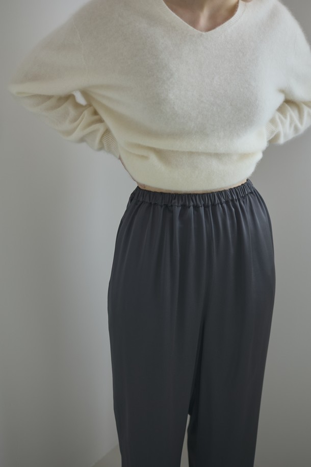 **실키 팬츠_다크 그레이**는 부드러운 촉감의 폴리에스테르 소재로 제작되어 편안한 착용감을 선사합니다. 얇은 두께감에 루즈핏 와이드 디자인으로, 봄, 여름, 가을 계절에 시원하고 스타일리시하게 연출할 수 있습니다. 다크 그레이 컬러의 무지 디자인으로 미니멀하고 베이직한 스타일을 연출하며, 니트웨어와 매치하기 좋습니다. 허리 밴딩으로 편안함을 더했으며, 데이트룩, 카페룩 등 다양한 TPO에 활용 가능합니다. 미니멀, 클래식, 캐주얼 스타일을 즐겨 입는 여성분들에게 추천합니다.
