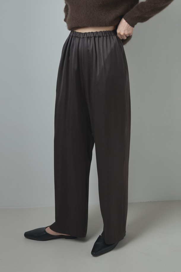 부드러운 촉감이 돋보이는 실키 와이드 팬츠_브라운입니다. 봄, 가을에 어울리는 얇은 두께감으로, 루즈핏 실루엣이 편안하면서도 우아한 무드를 연출합니다. 베이직한 디자인에 브라운, 아이보리, 다크그레이 세 가지 색상으로 출시되어 어떤 상의와도 손쉽게 매치 가능합니다. 허리 밴딩 처리로 편안한 착용감을 선사하며, 데이트룩, 카페룩, 모임룩 등 다양한 TPO에 활용할 수 있습니다. 미니멀, 시크, 클래식 스타일을 즐겨 입는 여성분들께 추천합니다.
