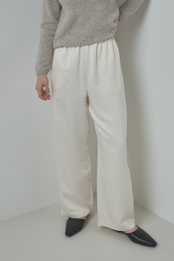 실키 팬츠_아이보리는 부드러운 촉감과 우아한 스타일을 연출하는 여성용 실키 와이드 팬츠입니다. 봄, 여름, 가을에 착용하기 좋으며, 베이직하면서도 세련된 무드를 자아냅니다. 아이보리, 브라운, 다크 그레이 세 가지 색상으로 출시되었으며, 얇은 두께감과 루즈핏으로 편안한 착용감을 선사합니다. 밴딩 처리된 허리 부분과 실키한 텍스처가 특징이며, 데이트룩, 카페룩, 모임룩 등 다양한 TPO에 활용 가능합니다. 니트웨어와 함께 매치하여 클래식하고 미니멀한 스타일을 연출하거나, 캐주얼한 상의와 함께 편안하게 스타일링할 수 있습니다.
