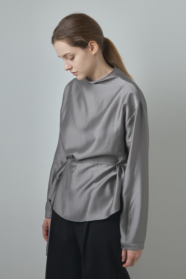 Lea Blouse_그레이는 모던하고 미니멀한 스타일을 추구하는 여성들을 위한 블라우스입니다. 부드러운 모달과 폴리에스테르 혼방 소재로 제작되어 봄, 가을 시즌에 적합하며, 얇은 두께감으로 편안한 착용감을 선사합니다. 차분한 다크그레이, 아이보리, 카키브라운 컬러로 출시되어 다양한 룩에 매치하기 용이하며, 허리 스트랩 디테일과 드레이프 네크라인, 은은한 광택감이 특징입니다. 루즈핏과 긴소매, 하프넥 디자인으로 세련된 분위기를 연출하며, 데이트룩, 카페룩, 출근룩 등 TPO에 맞춰 투웨이 스타일링이 가능합니다. 미니멀, 클래식, 시크한 스타일을 즐기는 분들께 추천합니다.
