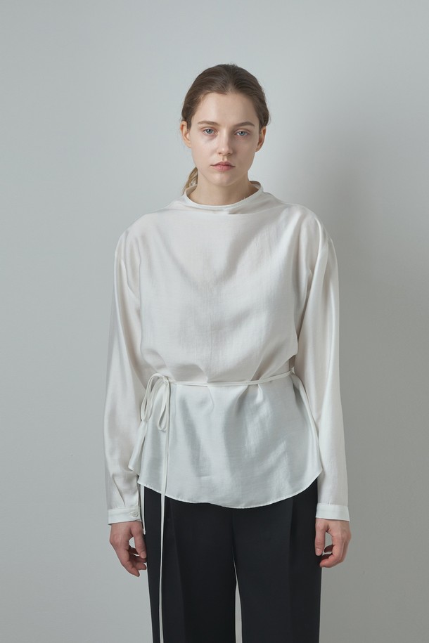 Lea 블라우스_아이보리는 부드러운 모달과 폴리에스터 혼방 소재로 제작되어 은은한 광택감과 고급스러운 분위기를 자아냅니다. 반소매 기장에 레귤러핏으로 편안하게 착용 가능하며, 허리 스트랩 디테일로 다양한 스타일 연출이 가능합니다. 드레이프 네크라인과 하프넥 디자인이 우아함을 더하며, 미니멀하고 클래식한 스타일을 선호하는 여성분들께 데이트룩, 모임룩으로 추천합니다. 아이보리, 다크그레이, 카키브라운 세 가지 컬러로 출시되어, 취향에 맞게 선택하여 봄, 여름, 가을 시즌에 활용할 수 있습니다. 투웨이 스타일링이 가능하여, 실용성까지 갖춘 블라우스입니다.
