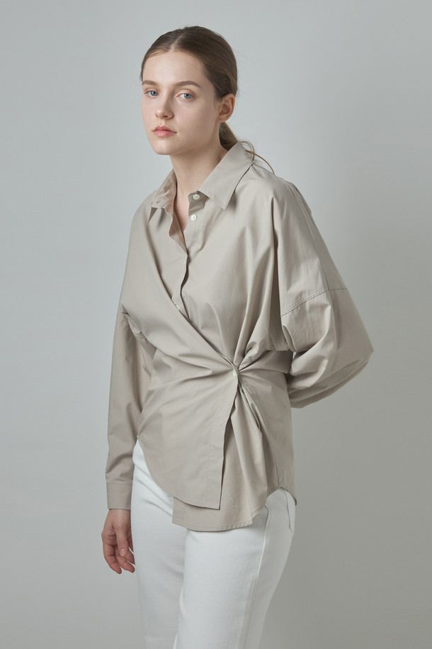 베이지와 아이보리 컬러로 구성된 'Low 셔츠'는 여성스러운 매력을 더하는 셔츠/블라우스입니다. 봄, 여름, 가을 계절에 어울리는 면 소재의 부드러운 촉감이 특징이며, 루즈핏과 오버핏으로 편안한 착용감을 선사합니다. 차이나칼라와 반소매 디자인, 무지 패턴, 사이드 버튼 디테일이 클래식하면서도 미니멀한 스타일을 연출합니다. 데이트룩이나 카페룩 등 다양한 TPO에 활용 가능하며, 투웨이 스타일링으로 폭넓은 스타일을 즐길 수 있습니다.
