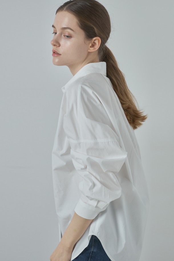 로우 셔츠_아이보리(Low Shirt_Ivory)는 부드러운 면 소재로 제작되어 편안한 착용감을 선사하는 여성 셔츠입니다. 차이나 칼라 디자인과 긴 소매, 루즈핏 또는 오버핏으로 출시되어 클래식하면서도 미니멀한 무드를 연출합니다. 얇은 두께감으로 봄, 여름, 가을 시즌에 활용하기 좋으며, 사이드 버튼 여밈 방식과 투웨이 스타일링이 가능한 것이 특징입니다. 데이트룩, 카페룩 등 다양한 TPO에 맞춰 스타일리시하게 연출할 수 있습니다. 아이보리 및 베이지 컬러로 출시되어 어떤 룩에도 자연스럽게 매치됩니다.
