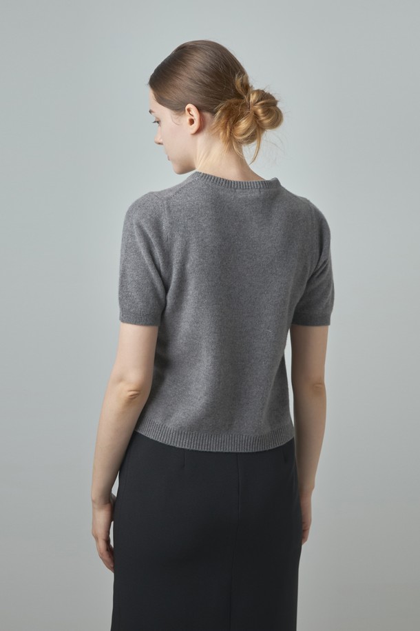 소프트 라운드 니트_그레이는 부드러운 촉감의 울 소재와 캐시미어 혼방으로 제작되어 편안한 착용감을 선사합니다. 라운드넥과 레귤러핏으로 디자인되어 베이직하면서도 미니멀한 스타일을 연출하며, 봄, 가을, 겨울에 활용하기 좋습니다. 얇은 두께로 이너 또는 단독으로 착용 가능하며, 데이트룩, 카페룩 등 다양한 TPO에 잘 어울립니다. 반소매 기장으로 레이어드하여 스타일리시하게 연출할 수 있습니다. 무지 패턴의 그레이 컬러는 어떤 옷에도 쉽게 매치되어 활용도가 높습니다.
