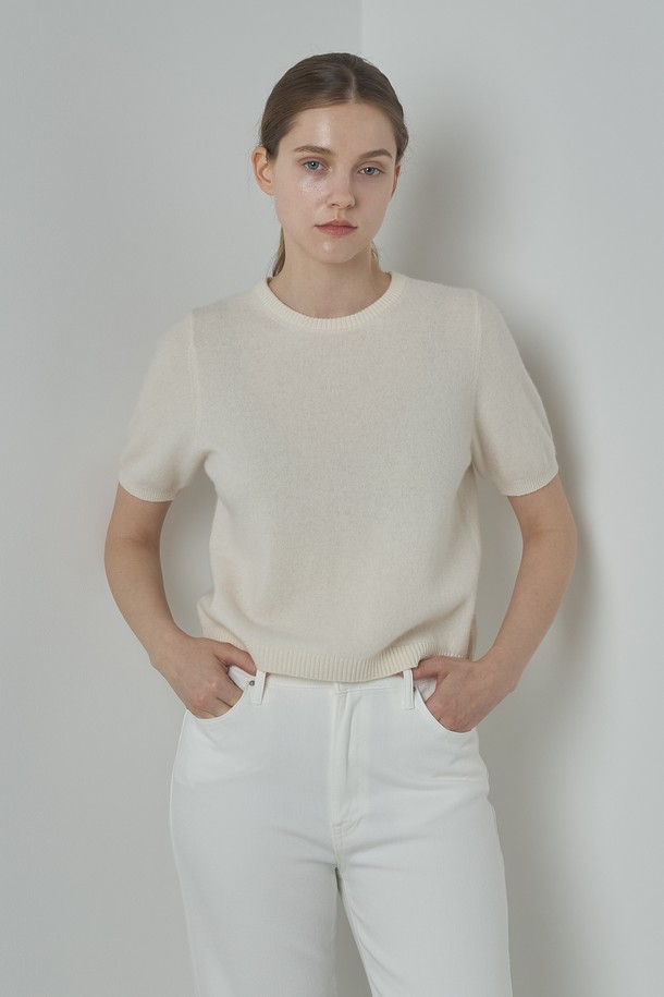 아이보리 컬러의 Soft Round Knit(소프트 라운드 니트)는 부드러운 촉감의 캐시미어 혼방 소재로 제작되어 포근함을 선사합니다. 넉넉한 두께감과 긴 소매 기장으로 가을, 겨울철 따뜻하게 착용 가능하며, 데일리룩, 집콕룩, 데이트룩 등 다양한 TPO에 활용하기 좋습니다. 베이직하고 미니멀한 디자인으로 어떤 스타일에도 자연스럽게 어울리며, 단독 또는 이너로 레이어드하여 활용할 수 있습니다. 라운드넥과 레귤러핏으로 편안한 착용감을 제공하며, 무지 디자인으로 심플함을 더했습니다.
