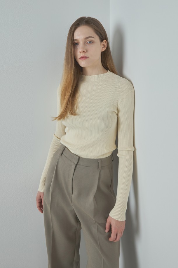 **Half neck Knit_아이보리**는 여성스러운 분위기를 연출하는 베이직 스타일의 하프넥 니트입니다. 부드러운 촉감과 신축성을 자랑하는 VISCOSE, POLY 혼방 소재로 제작되어 가을, 겨울 시즌에 착용하기 좋습니다. 슬림핏 디자인과 골지 패턴이 은은한 포인트를 더하며, 얇은 두께감으로 이너 또는 단독으로 활용하기 좋습니다. 데일리룩, 미니멀, 클래식, 캐주얼 스타일 모두 소화 가능한 활용도 높은 아이템입니다.
