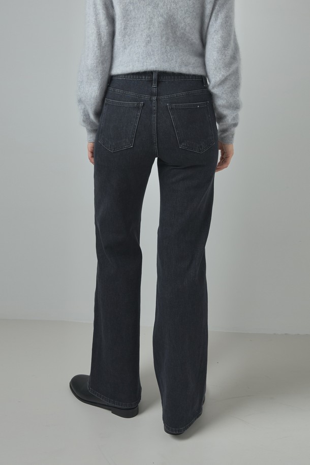 Cigarette 프리미엄 데님_블랙은 여성용 데님 팬츠입니다. 블랙과 인디고 두 가지 컬러로 출시되었으며, 사계절 내내 착용 가능한 긴 기장의 부츠컷 데님 팬츠입니다. 면, 폴리에스터, 라이크라 혼방 소재로 제작되어 부드러운 촉감과 우수한 신축성을 자랑하며, T400 폴리에스터 소재를 사용하여 내구성을 높였습니다. 베이직하고 캐주얼한 스타일로, 일상에서 편안하게 착용할 수 있는 레귤러핏 데님입니다.
