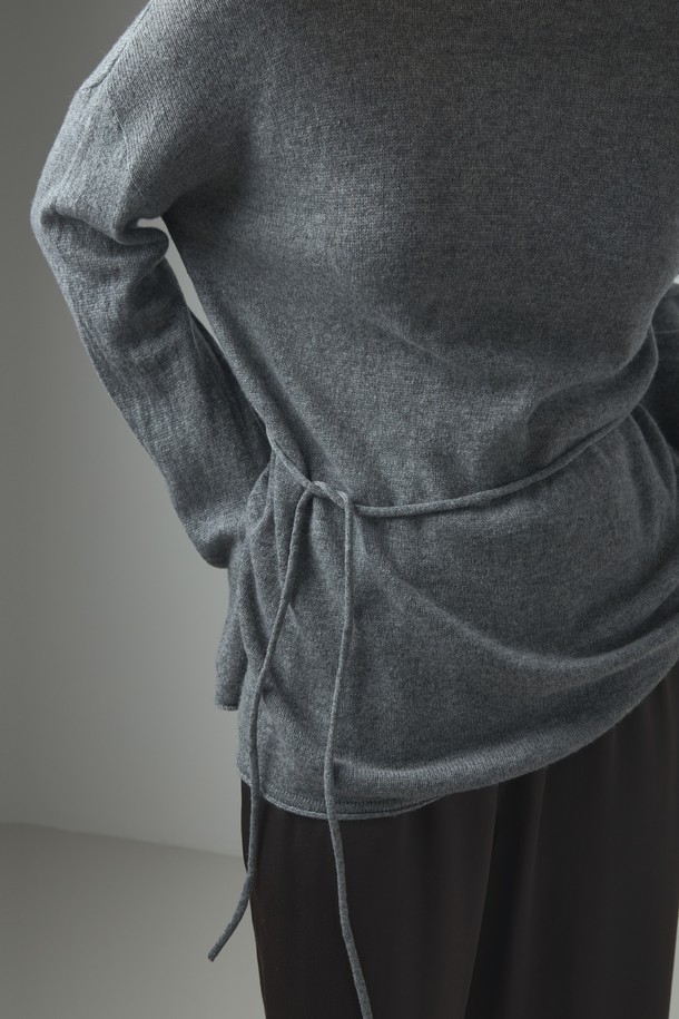 부드러운 캐시미어 소재의 "벨티드 라운드 캐시미어 니트_그레이"입니다. 미니멀하고 베이직한 스타일로, 가을과 겨울에 따뜻하게 착용하기 좋습니다. 라운드넥 디자인에 레귤러 핏으로 제작되었으며, 허리 부분의 벨트 디테일이 포인트입니다. 두께감 있는 소재로 포근함을 더하며, 긴 소매 기장으로 팔 전체를 감싸줍니다. 일상복으로 활용하기 좋은 그레이 컬러의 니트입니다.
