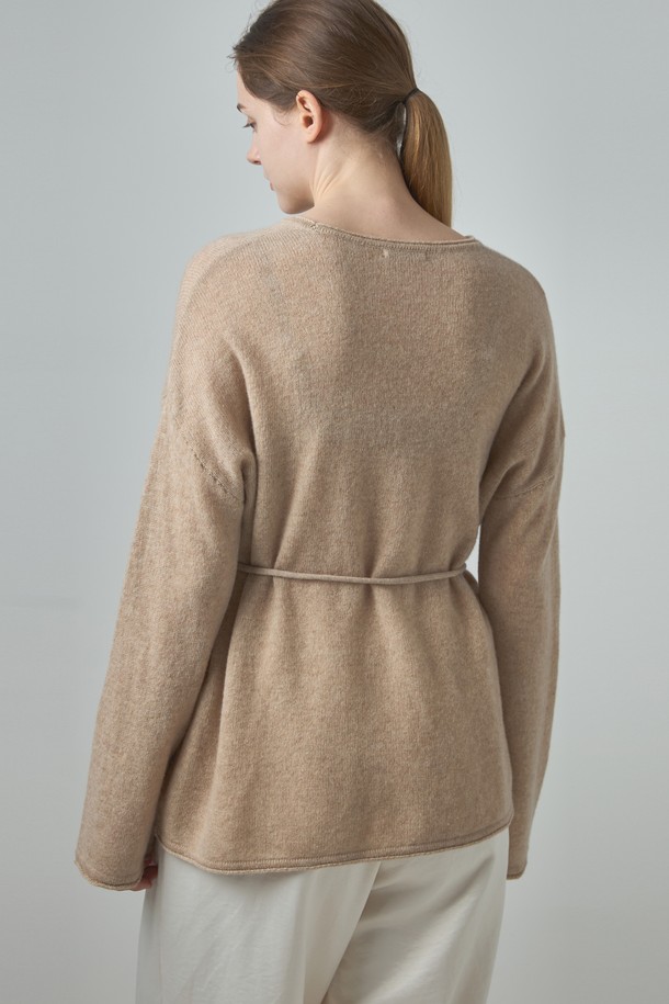 베이지 색상의 Belted Round Cashmere Knit (벨티드 라운드 캐시미어 니트)는 여성용 니트/스웨터입니다. 부드러운 캐시미어 소재로 제작되어 가을과 겨울에 따뜻하게 착용할 수 있으며, 두꺼운 두께감으로 포근함을 더합니다. 라운드넥과 긴 소매, 레귤러핏 디자인으로 미니멀하고 베이직한 스타일을 연출하며, 벨트 디테일이 포인트입니다. 출근룩과 모임룩에 활용하기 좋은 아이템입니다.
