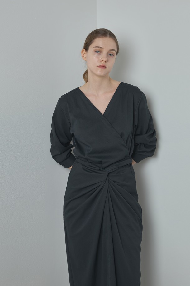 Mood Wrap Ops_Dark Gray (무드 랩 옵스_다크 그레이)는 여성스러운 분위기를 연출하는 랩 원피스입니다. 다크 그레이와 베이지 컬러로 출시되어 있으며, 봄, 가을 계절에 어울립니다. 모던한 스타일로, 브이넥 디자인과 긴 소매가 특징입니다. 폴리에스테르와 나일론 혼방 소재로 제작되어 편안한 착용감을 선사하며, 프리사이즈로 다양한 체형에 잘 맞습니다. 데이트룩, 모임룩, 카페룩 등 다채로운 TPO에 클래식, 미니멀, 시크한 스타일로 활용 가능합니다.
