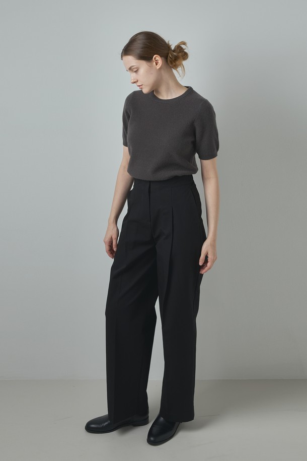 Burken Pants_Black (버켄 팬츠_블랙)는 미니멀하고 베이직한 스타일의 여성 코튼 와이드 팬츠입니다. 부드러운 면 소재로 제작되어 편안한 착용감을 선사하며, 릴랙스 실루엣과 투턱 디테일이 특징입니다. 봄, 여름, 가을 시즌에 활용하기 좋으며, 데이트룩이나 카페룩 등 다양한 TPO에 매치하기 좋습니다. 매트 피니시 마감으로 은은한 분위기를 더하며, 스트레이트 핏으로 깔끔하게 떨어지는 실루엣을 연출합니다. 블랙과 베이지 두 가지 색상으로 출시되어, 폭넓은 스타일 연출이 가능합니다.
