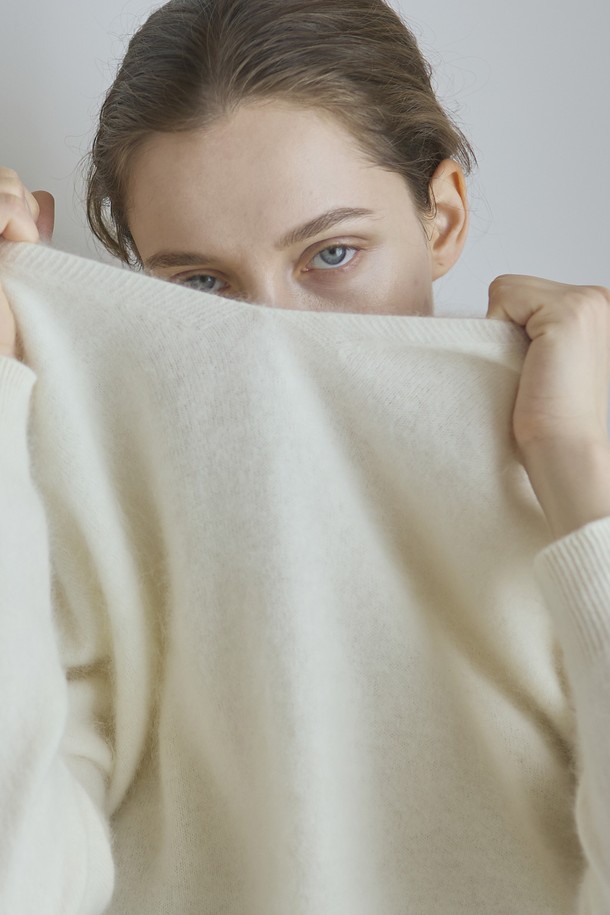 아이보리 컬러의 V 캐시미어 니트입니다. 부드러운 촉감의 캐시미어 소재로 제작되어 가을, 겨울 시즌에 따뜻하게 착용할 수 있습니다. 미니멀하고 베이직한 스타일로, 출근룩이나 모임룩 등 다양한 TPO에 활용하기 좋습니다. 넉넉한 루즈핏 실루엣과 브이넥 디자인이 특징이며, 긴 소매 기장으로 편안함을 더했습니다. 클래식한 무드를 연출하기에 좋은 아이템입니다.
