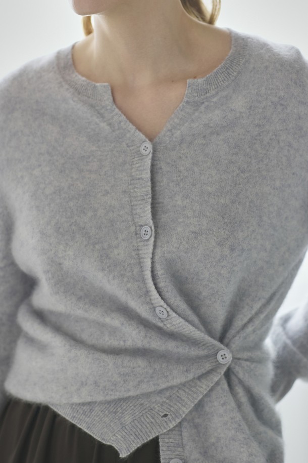따뜻함과 부드러움을 선사하는 투웨이 캐시미어 가디건_그레이입니다. 베이직하고 미니멀한 디자인으로, 가을과 겨울에 활용하기 좋습니다. 부드러운 촉감의 레귤러핏 캐시미어 소재로 제작되었으며, V넥 디자인과 긴 소매 기장이 특징입니다. 버튼으로 여밈이 가능하며, 투웨이 착용으로 다양한 스타일을 연출할 수 있습니다. 출근룩, 오피스룩, 모임룩 등 TPO에 맞춰 클래식하고 미니멀하게 연출해보세요.
