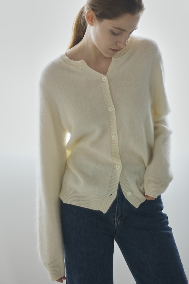 아이보리 컬러의 투웨이 캐시미어 가디건입니다. 부드러운 촉감의 캐시미어 소재로 제작되었으며, 가을과 겨울에 따뜻하게 착용하기 좋습니다. 베이직하고 미니멀한 스타일로, 라운드넥과 레귤러핏 디자인입니다. 긴 소매 기장과 두꺼운 두께감으로 포근함을 더하며, 버튼 여밈 방식과 투웨이 스타일로 다양한 연출이 가능합니다. 클래식하고 미니멀한 분위기를 연출하기에 좋은 아이템입니다.
