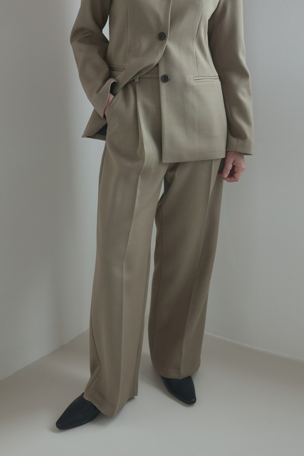 베이지 색상의 포멀 팬츠는 여성 고객을 위한 세련된 아이템입니다. 일상과 포멀한 자리 모두에 잘 어울리는 활용도 높은 디자인으로, 봄, 가을에 입기 좋습니다. 폴리에스테르, 레이온, 텐셀, 울 등 부드러운 촉감의 고급 소재를 사용하여 편안한 착용감을 선사합니다. 와이드 핏과 루즈핏으로 편안하면서도 모던하고 포멀한 스타일을 연출하며, 오피스룩, 비즈니스 캐주얼, 모임룩 등 다양한 TPO에 적합합니다. 세련된 텍스처와 엘롱게이티드 실루엣이 특징인 클래식, 미니멀, 시크 스타일의 팬츠입니다.
