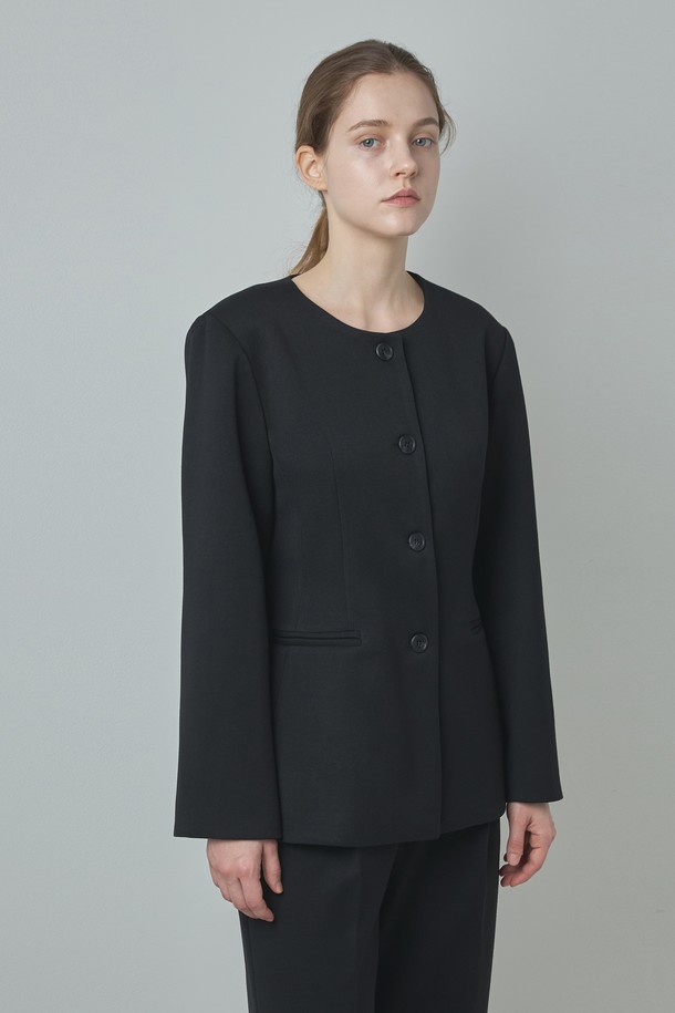 포멀 라인 재킷_블랙은 여성용 자켓으로, 미니멀하고 클래식한 스타일을 추구하는 분들을 위한 제품입니다. 울, 폴리에스테르, 레이온, 텐셀 등 다양한 소재를 혼방하여 부드러운 촉감과 중간 두께감으로 봄, 가을에 적합합니다. 라운드넥 디자인에 웨이스트 라인 실루엣으로 세련된 핏을 연출하며, 레귤러핏과 버튼 여밈 방식으로 편안함을 더했습니다. 오피스룩, 출근룩, 모임룩 등 다양한 TPO에 활용 가능하며, 시크한 매력을 뽐낼 수 있습니다. 긴 소매 크롭 기장의 블랙 자켓으로, 어떤 옷에도 쉽게 매치하여 스타일리시함을 완성해보세요.
