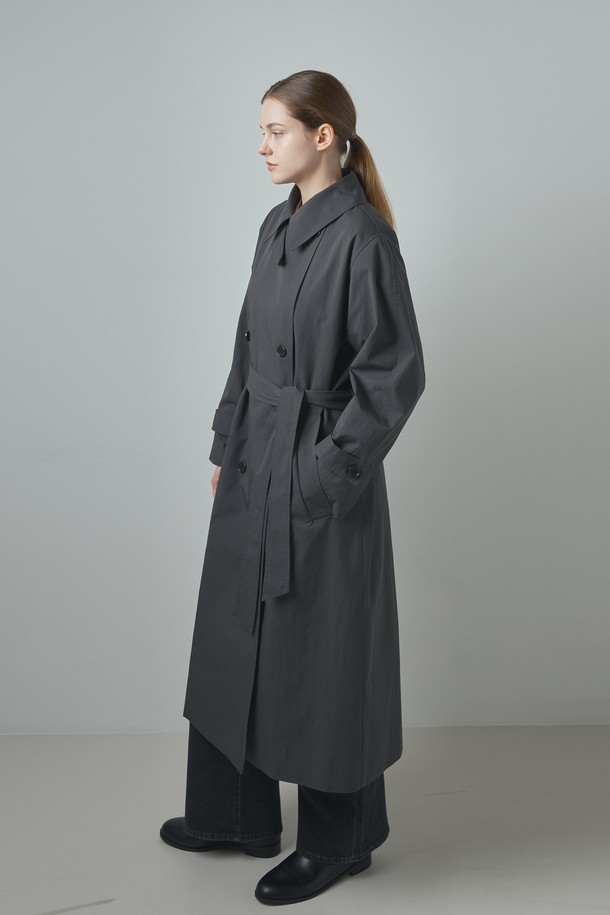 **에센셜 트렌치_다크 그레이**는 여성스러운 실루엣을 연출하는 롱 기장의 오버핏 트렌치코트입니다. 면과 폴리에스테르 혼방 소재로 제작되어 편안한 착용감을 선사하며, 봄, 가을 시즌에 적합합니다. 다크 그레이 컬러와 무지 디자인이 어우러져 클래식하고 세련된 스타일을 완성합니다. 버튼 여밈 방식으로 간편하게 착용 가능하며, 긴 소매 기장으로 다양한 스타일링에 활용할 수 있습니다. 출근룩, 오피스룩, 모임룩 등 TPO에 구애받지 않고 미니멀하고 시크한 스타일을 연출해보세요.
