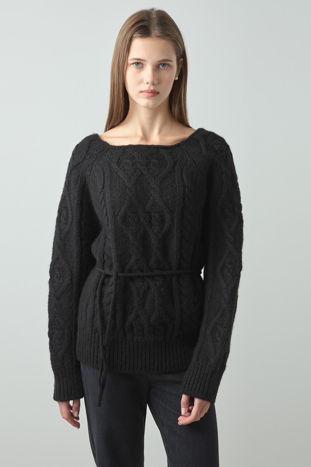 알파카 케이블 니트_블랙은 여성스러운 실루엣을 연출하는 겨울용 니트 스웨터입니다. 울, 알파카, 아크릴, 나일론 혼방 소재로 제작되어 부드러운 촉감을 선사하며, 두꺼운 두께감으로 따뜻하게 착용할 수 있습니다. 베이직한 스타일의 라운드넥 디자인에, 래글런 소매와 케이블 패턴이 돋보이는 레귤러핏 긴소매 니트입니다. FREE 사이즈로 제작되어 편안하게 착용 가능하며, 클래식, 미니멀, 걸리시 스타일을 즐겨 입는 분들께 추천합니다.
