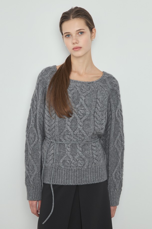 알파카 케이블 니트_그레이는 여성 의류 상의, 니트/스웨터 카테고리에 속하는 제품입니다. 가을과 겨울에 어울리는 두꺼운 두께감의 긴소매 라운드넥 스타일로, 베이직하고 캐주얼한 무드를 연출합니다. 울 소재와 알파카 소재 혼방으로 제작되어 부드러운 촉감을 선사하며, 레귤러핏으로 편안하게 착용 가능합니다. 출근룩과 모임룩은 물론 캐주얼, 클래식, 미니멀 스타일 모두 소화 가능한 활용도 높은 아이템입니다. 케이블 패턴이 돋보이는 디자인으로, 데일리룩에 포인트가 되어줍니다.
