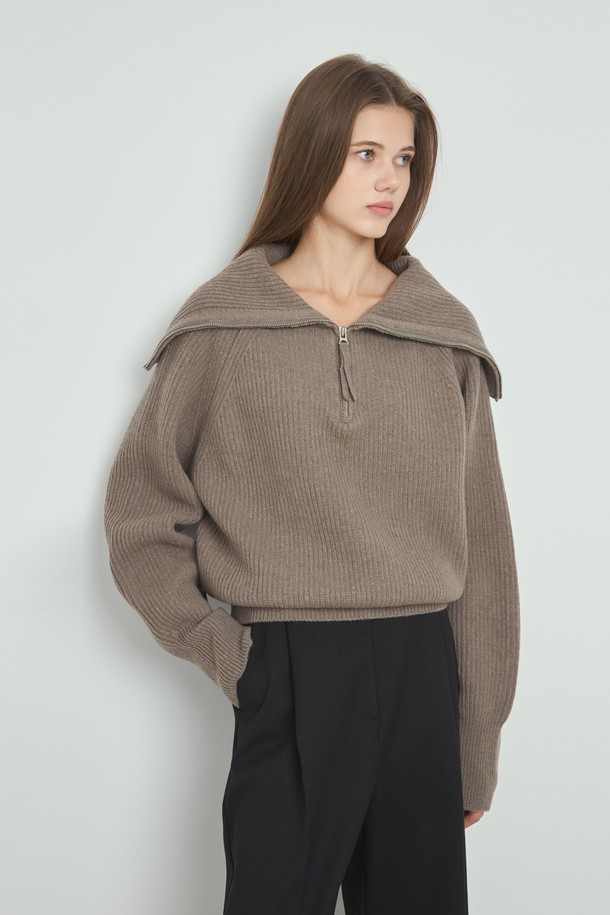 모카 컬러의 울 데이 니트(Wool Day Knit)입니다. 여성 의류로, 가을과 겨울에 입기 좋은 두꺼운 두께감의 하프넥 집업 니트/스웨터입니다. 베이직하고 캐주얼한 스타일로, 골지 패턴과 긴 소매, 오버핏 디자인이 특징입니다. 부드러운 촉감과 칼라 디테일이 돋보이며, 데이트룩과 모임룩, 캐주얼, 클래식, 미니멀 스타일 연출에 적합합니다.
